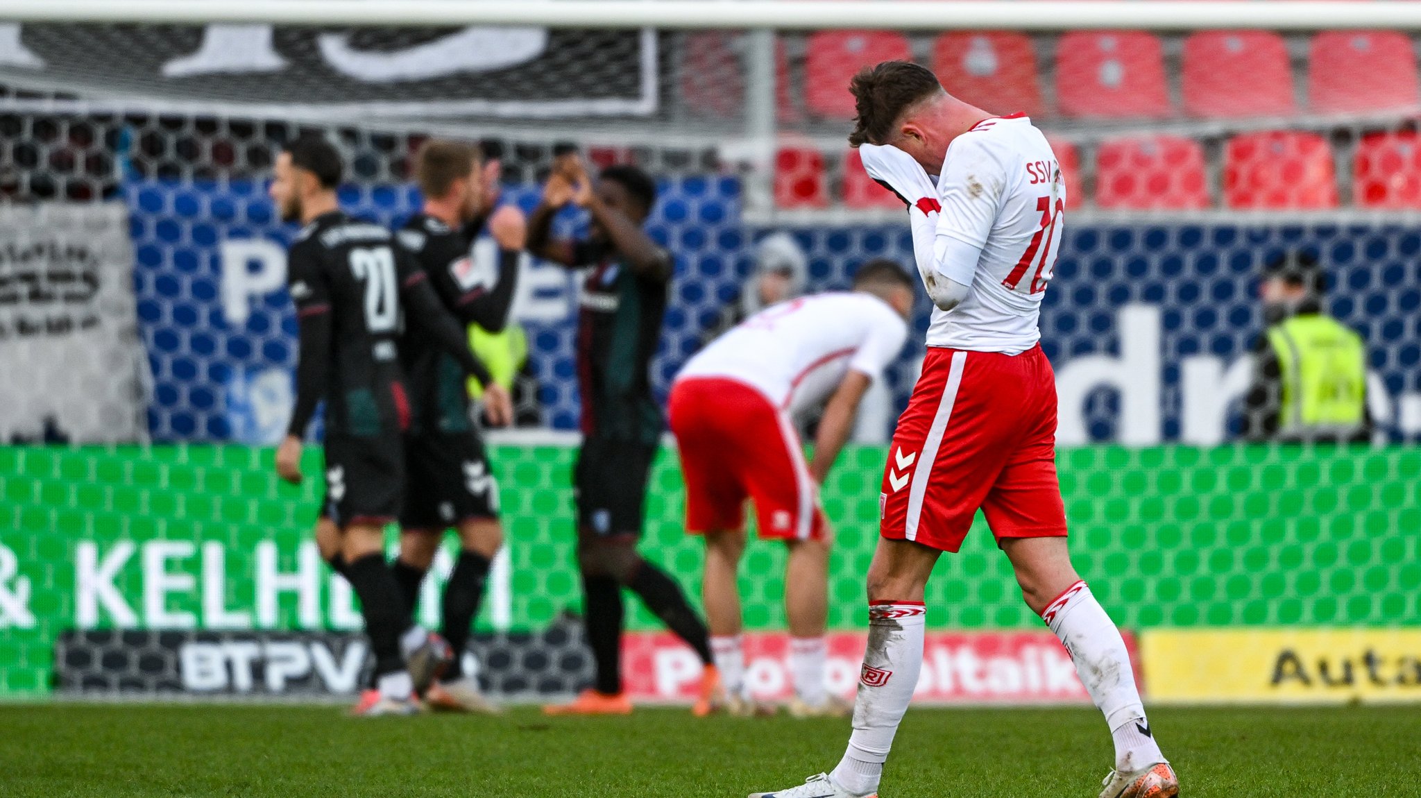 Christian Viet von Regensburg steht nach dem mit 0:1 verlorenen Spiel gegen Magdeburg enttäuscht auf dem Rasen. 