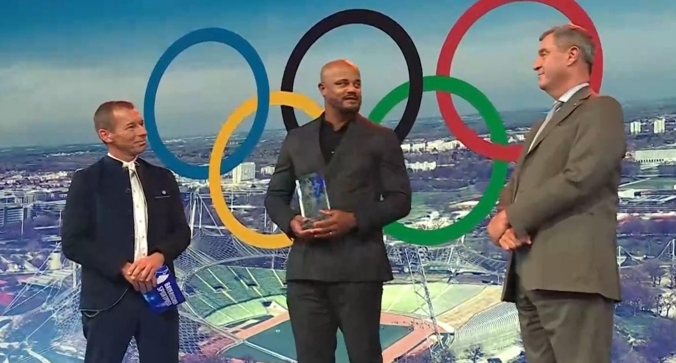 Vincent Kompany (Mitte), Trainer des FC Bayern München, mit dem Bayerischen Sportpreis | Bild:BR