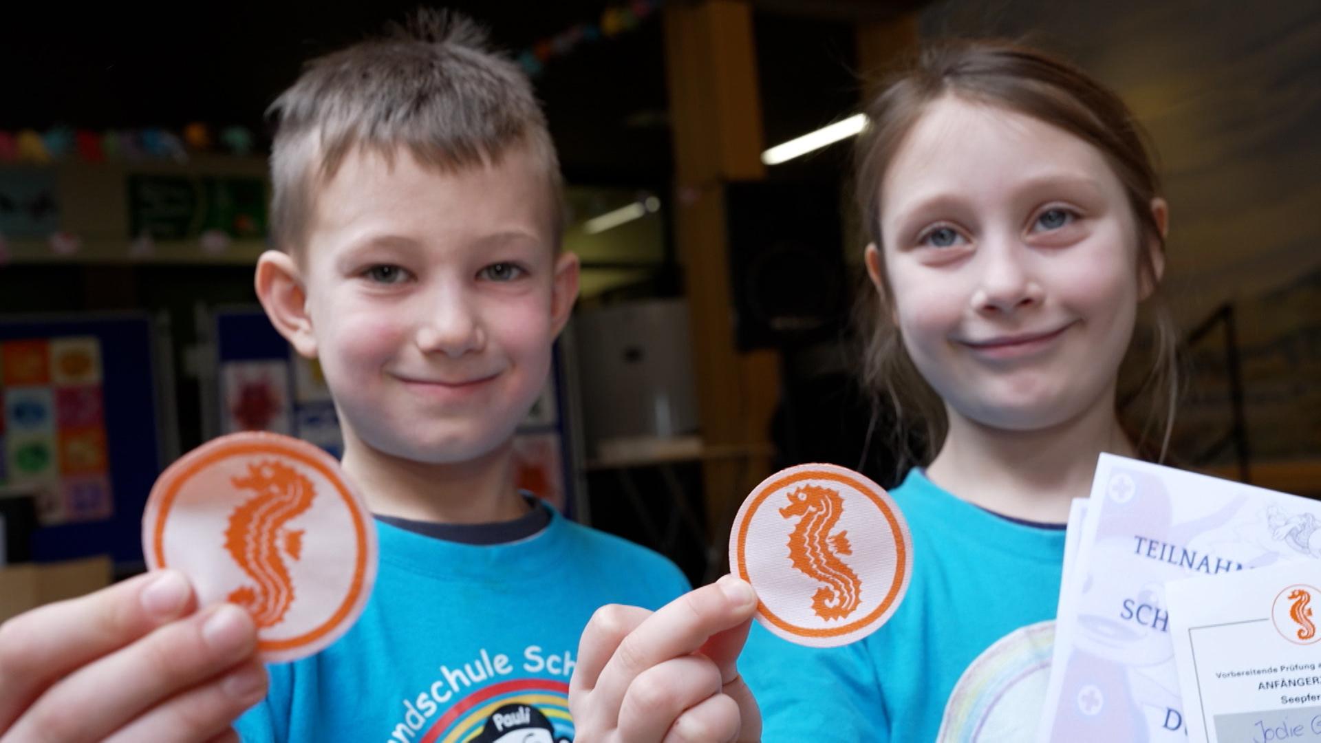 20 Prozent der Grundschulkinder in Deutschland können nicht schwimmen. In den Schulen wird deswegen gehandelt. Aber: Wie effektiv kann dieser Schwimm-Unterricht sein, wenn eine Lehrkraft mit bis 29 Kindern alleine im Wasser ist.