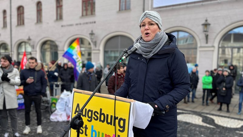 Augsburgs Oberbürgermeisterin Weber spricht auf der Demo | Bild: BR / Andreas Herz Augsburgs Oberbürgermeisterin Weber spricht auf der Demo