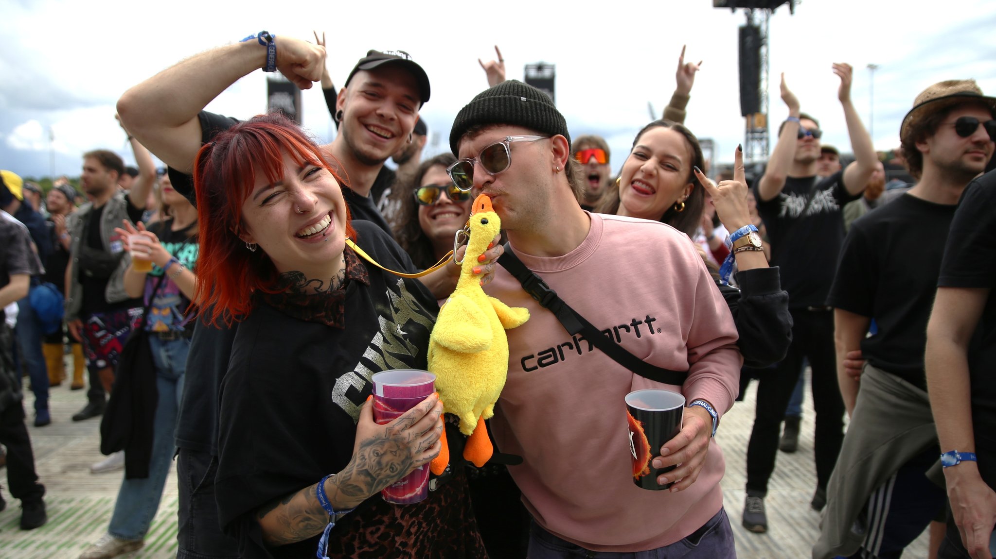 Ein Mann mit Sonnenbrille küsste eine gelbe Plüschente, im Hintergrund sind feiernde Festival-Fans zu sehen. | Bild: BR / Isabel Pogner Ein Mann mit Sonnenbrille küsste eine gelbe Plüschente, im Hintergrund sind feiernde Festival-Fans zu sehen.