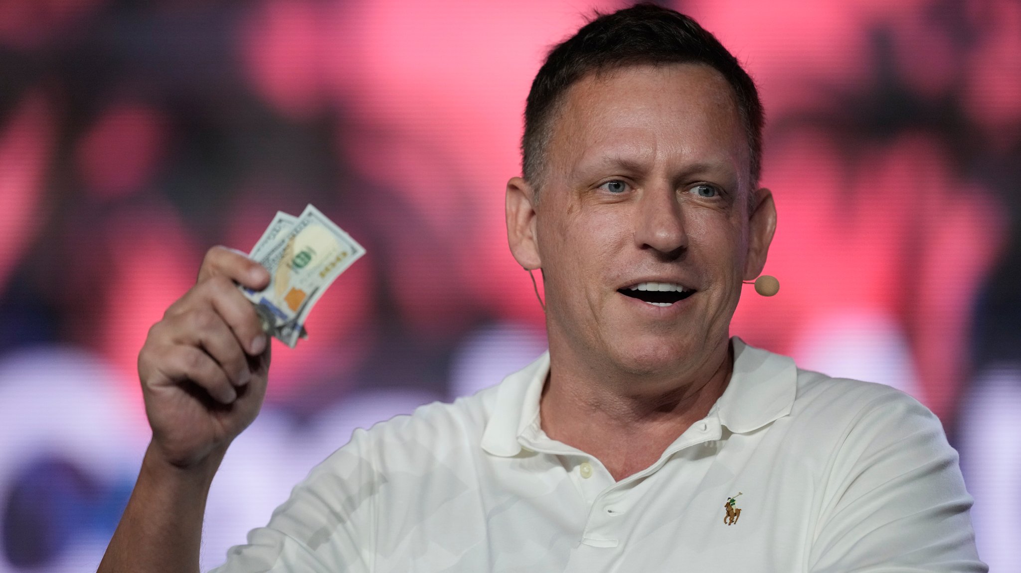 Während US-Präsident Trump im Rampenlicht steht, wirkt ein anderer im Schatten: US-Tech-Milliardär Peter Thiel verbindet Religion mit Macht. Seine theologischen Gedankenspiele könnten die Zukunft der Welt verändern. | Bild: picture alliance / Rebecca Blackwell Während US-Präsident Trump im Rampenlicht steht, wirkt ein anderer im Schatten: US-Tech-Milliardär Peter Thiel verbindet Religion mit Macht. Seine theologischen Gedankenspiele könnten die Zukunft der Welt verändern.