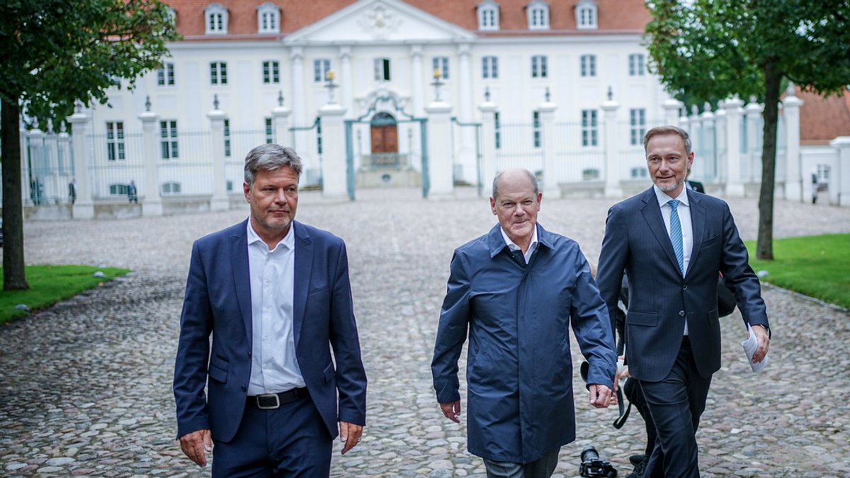 Robert Habeck (Bündnis 90/Die Grünen), Bundesminister für Wirtschaft und Klimaschutz, Bundeskanzler Olaf Scholz (SPD) und Christian Lindner (FDP), Bundesminister der Finanzen
