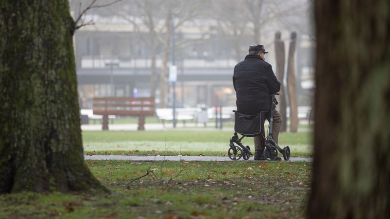 Ein älterer Mann sitzt auf seinem Rollator. (Symbolbild) | Bild: dpa-Bildfunk/Friso Gentsch Ein älterer Mann sitzt auf seinem Rollator. (Symbolbild)