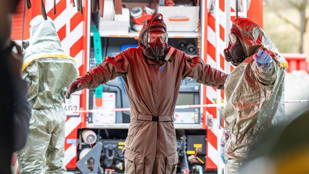 17.03.2024, Bayern, Sulzbach-Rosenberg: Spezialeinsatzkräfte der deutschen Polizei in Chemie-Schutzanzügen nehmen an einer länderübergreifenden Großübung teil. An der Anti-Terrorübung «Counter Terrorism Exercise 2024» beteiligen sich Spezialeinheiten der Polizei und des Zolls sowie Mitglieder von Bundeswehr, Rettungsdiensten, Feuerwehr und Technischem Hilfswerk. Foto: Armin Weigel/dpa +++ dpa-Bildfunk +++