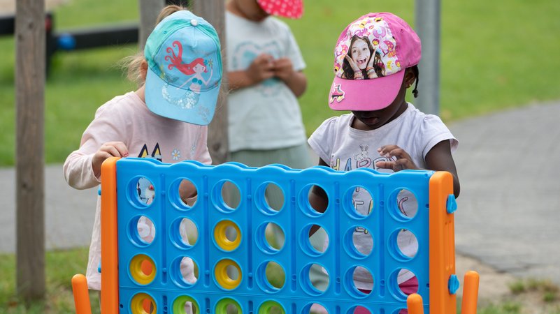 Archivbild: Kinder spielen in einem Kindergarten | Bild: picture alliance / SvenSimon | Malte Ossowski / SVEN SIMON Archivbild: Kinder spielen in einem Kindergarten