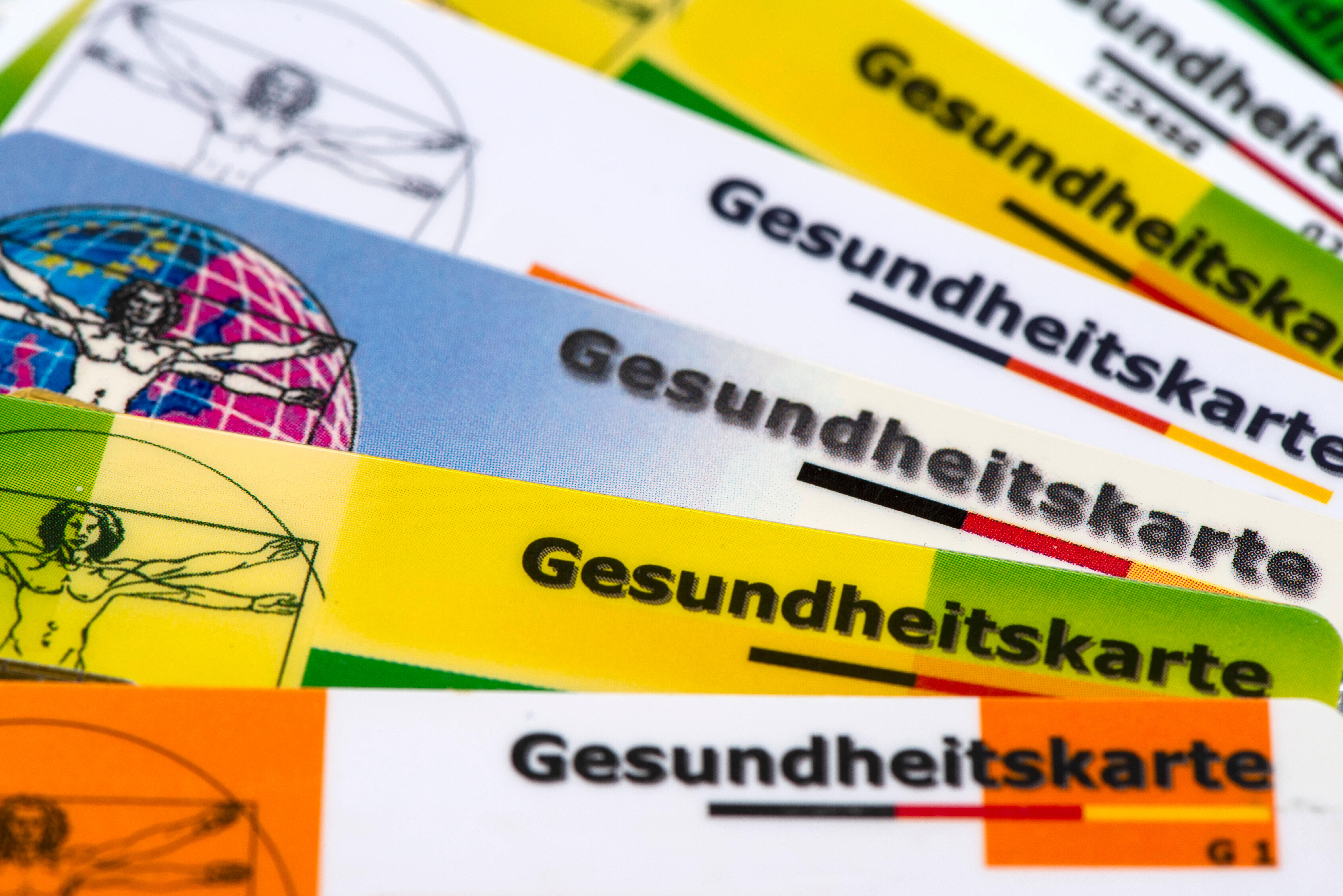 (Symbolbild) Verschiedene Gesundheitskarten von gesetzlichen Krankenkassen 