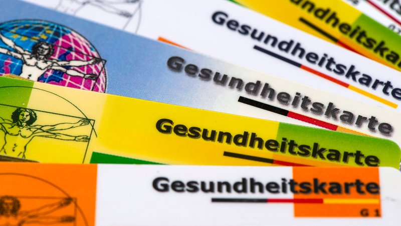 (Symbolbild) Verschiedene Gesundheitskarten von gesetzlichen Krankenkassen | Bild: pa/SZ Photo/Wolfgang Filser (Symbolbild) Verschiedene Gesundheitskarten von gesetzlichen Krankenkassen