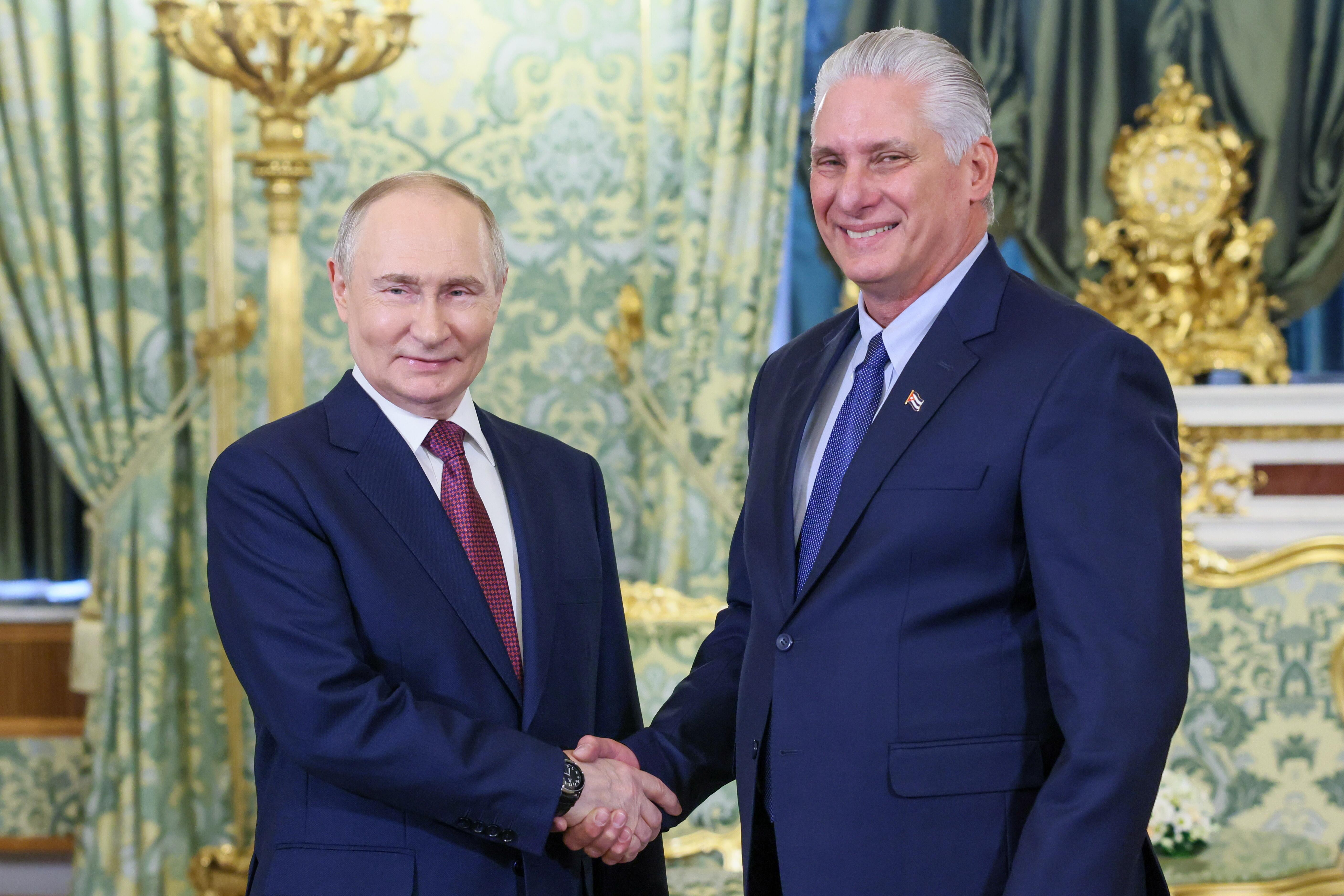 (Archivbild) Wladimir Putin mit dem kubanischen Präsidenten Miguel Diaz-Canel bei einer Begegnung am 7. Mai 2025 im Kreml
