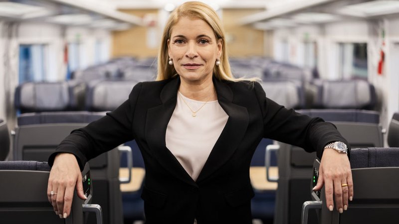 dpatopbilder - 17.10.2025, Berlin: Evelyn Palla, Vorstandsvorsitzende der DB, steht bei der Premiere des neuen ICE L der Deutschen Bahn am Berliner Ostbahnhof in der 2. Klasse. Erstmals stellte die Deutsche Bahn den kompletten Zug, der unter anderem einen stufenlosen Einstieg bietet, im Berliner Ostbahnhof der Öffentlichkeit vor. Foto: Christoph Soeder/dpa Pool/dpa +++ dpa-Bildfunk +++ | Bild: dpa-Bildfunk/Christoph Soeder dpatopbilder - 17.10.2025, Berlin: Evelyn Palla, Vorstandsvorsitzende der DB, steht bei der Premiere des neuen ICE L der Deutschen Bahn am Berliner Ostbahnhof in der 2. Klasse. Erstmals stellte die Deutsche Bahn den kompletten Zug, der unter anderem einen stufenlosen Einstieg bietet, im Berliner Ostbahnhof der Öffentlichkeit vor. Foto: Christoph Soeder/dpa Pool/dpa +++ dpa-Bildfunk +++