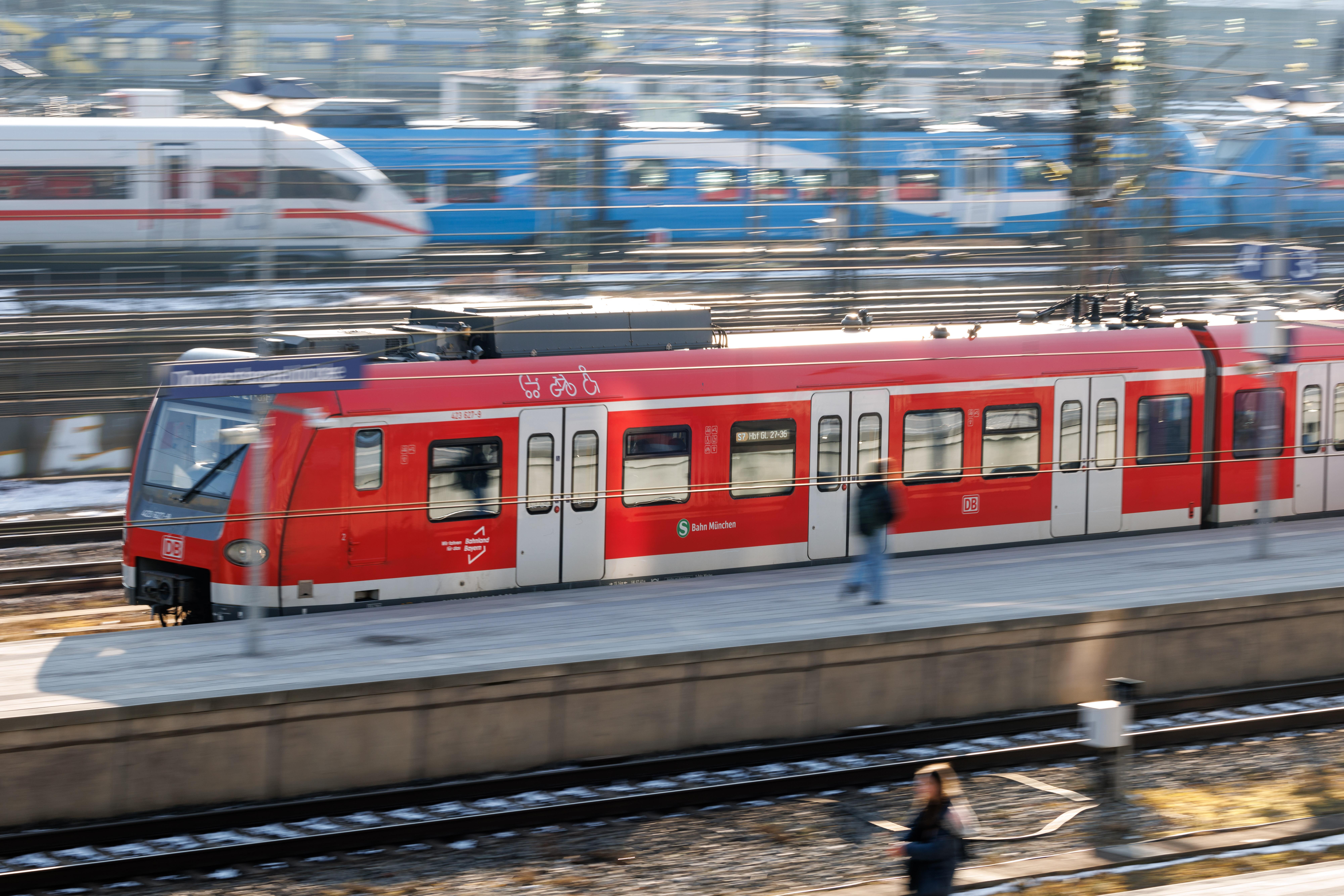 Ein Zug der S-Bahn fährt über die Gleise in München.