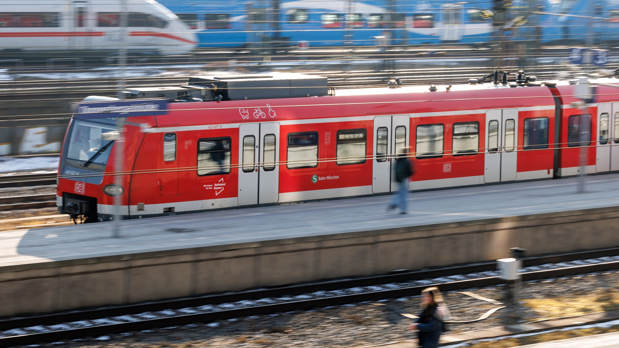Ein Zug der S-Bahn fährt über die Gleise in München.
