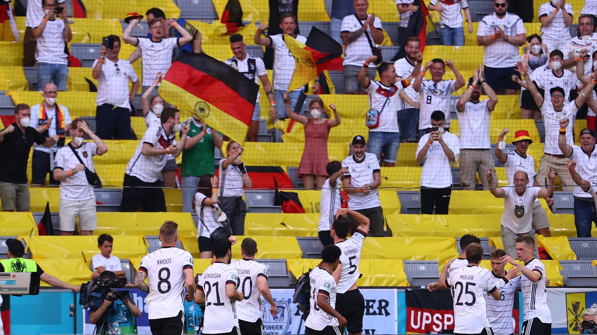 Wieder tragen nur wenige Fans Masken im Stadion - Minister sauer