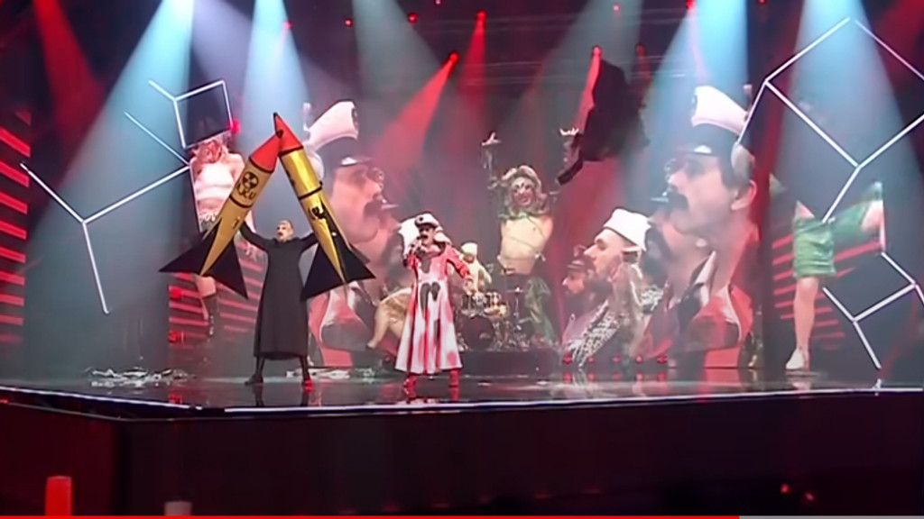 Kroatische Punkband, Männer in Phantasieuniformen, singen gegen den Krieg - oder doch gegen Putin?
