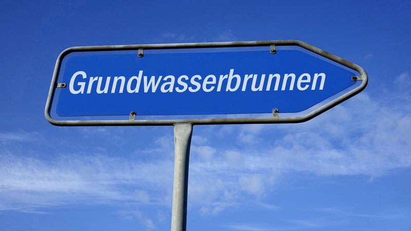Auf einem Wegweiser befindet sich der Schriftzug Grundwasserbrunnen | Bild: picture alliance / ZB | Sascha Steinach Auf einem Wegweiser befindet sich der Schriftzug Grundwasserbrunnen