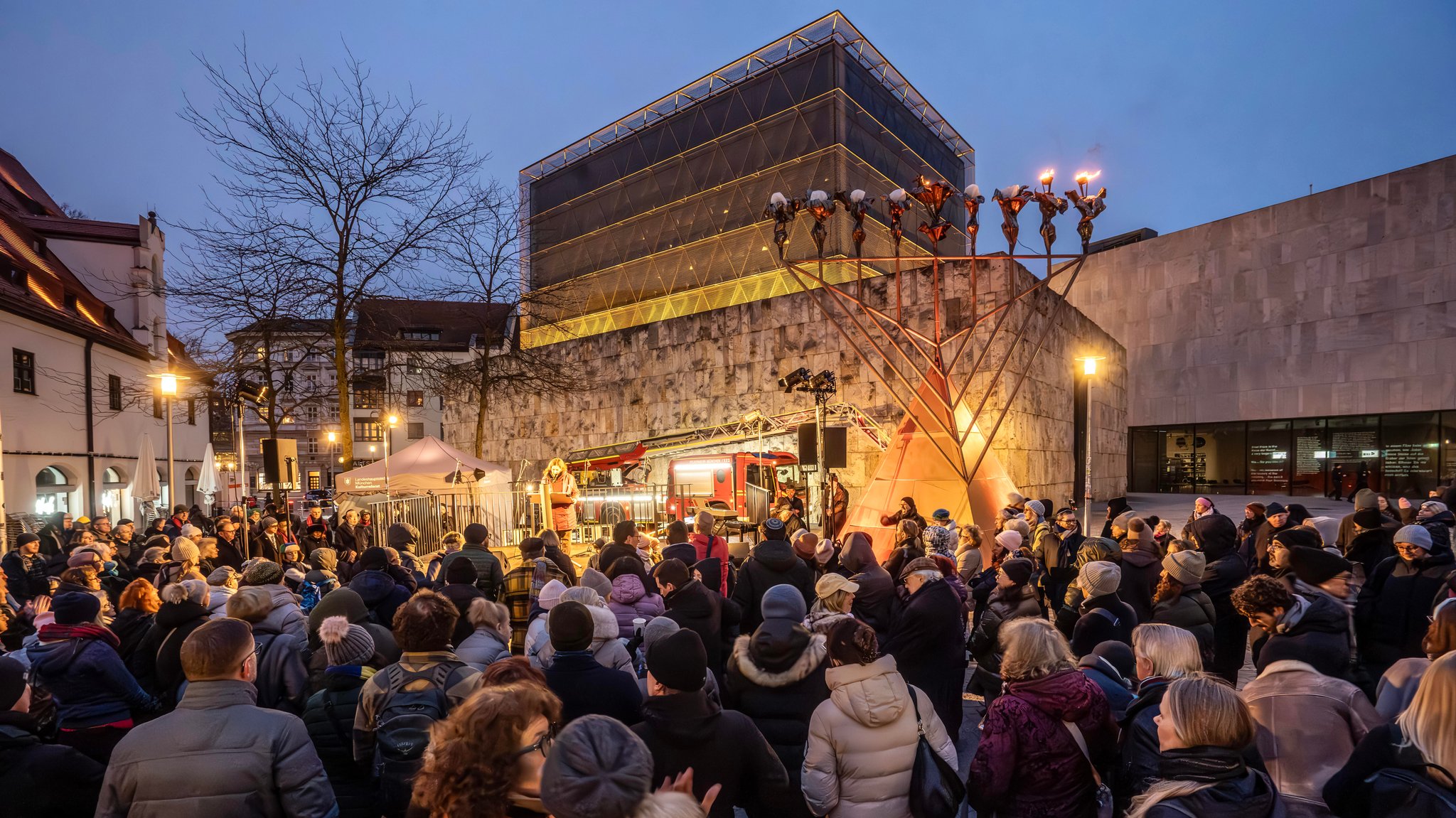 München, 15. Dezember 2025: feierliches Entzünden der Chanukka-Lichter vor der Synagoge am Jakobsplatz