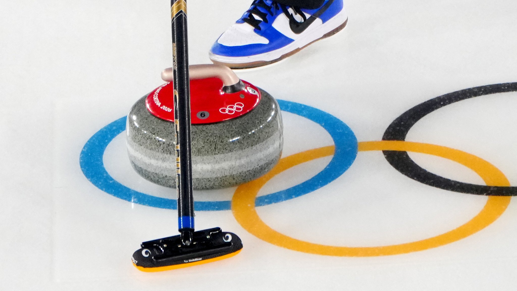 Curling bei den Olympischen Spielen | Bild: picture alliance/dpa | Michael Kappeler Curling bei den Olympischen Spielen