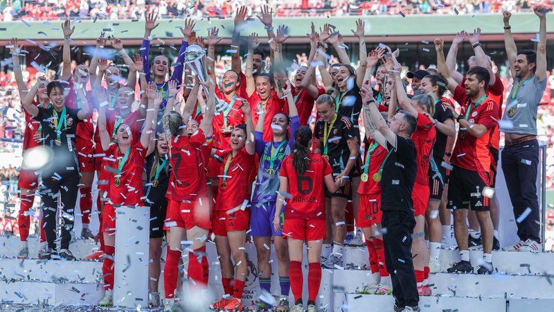 Bayern München feiert den Gewinn des DFB Pokals | Bild: picture alliance/dpa/Revierfoto Bayern München feiert den Gewinn des DFB Pokals