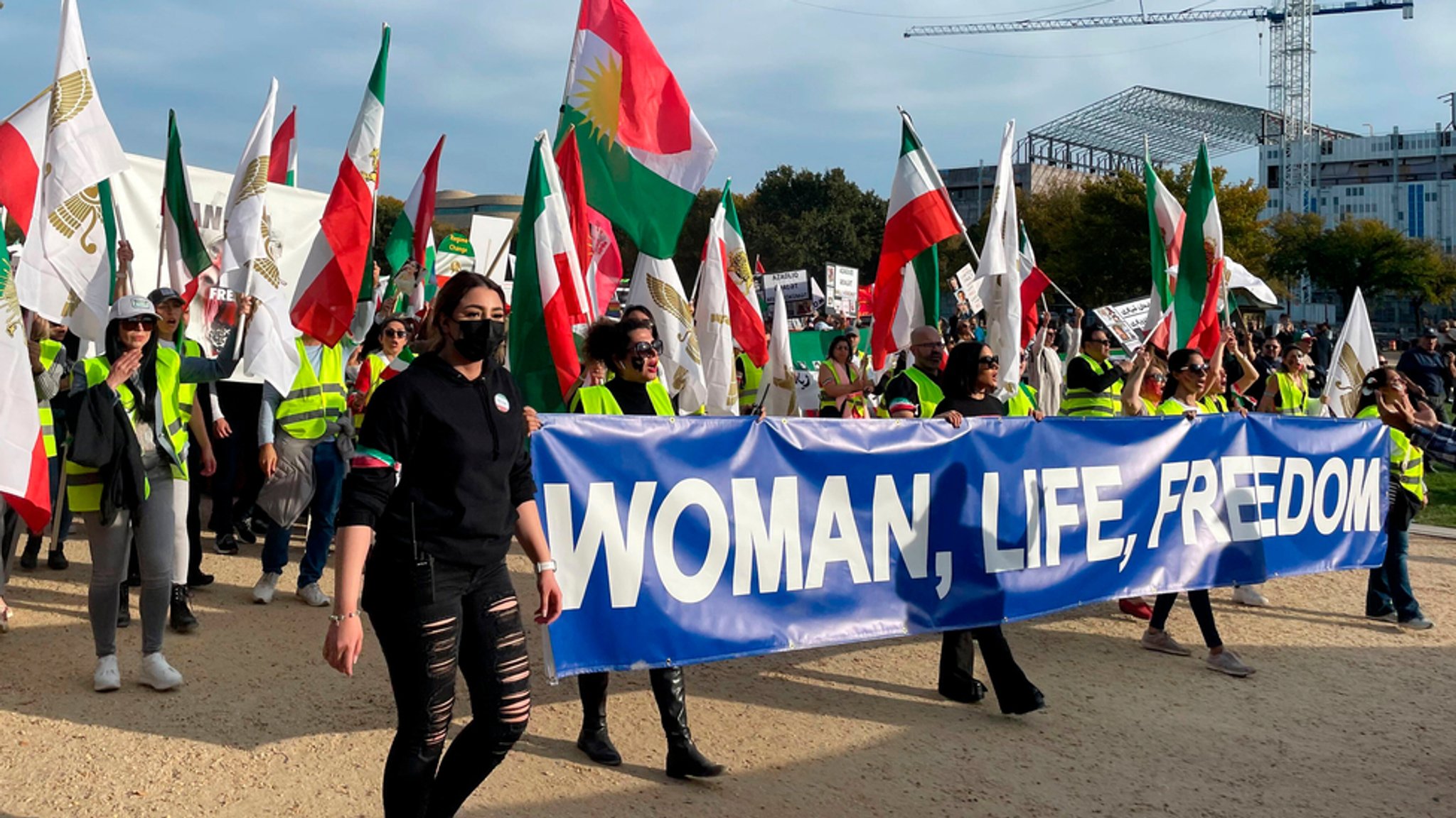 22.10.2022, USA, Washington: Menschen tragen ein Schild mit der Aufschrift "Frau, Leben, Freiheit", während Hunderte in Washington demonstrieren, um ihre internationale Unterstützung für die Demonstranten zu bekunden, die sich einem gewaltsamen Vorgehen der iranischen Regierung ausgesetzt sehen, das durch den Tod der 22-jährigen Mahsa Amini in der Haft der iranischen Sittenpolizei ausgelöst wurde.