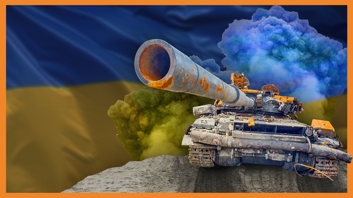 Ein kaputter Panzer, dahinter Rauchschwaden in Ukraine-Farben.