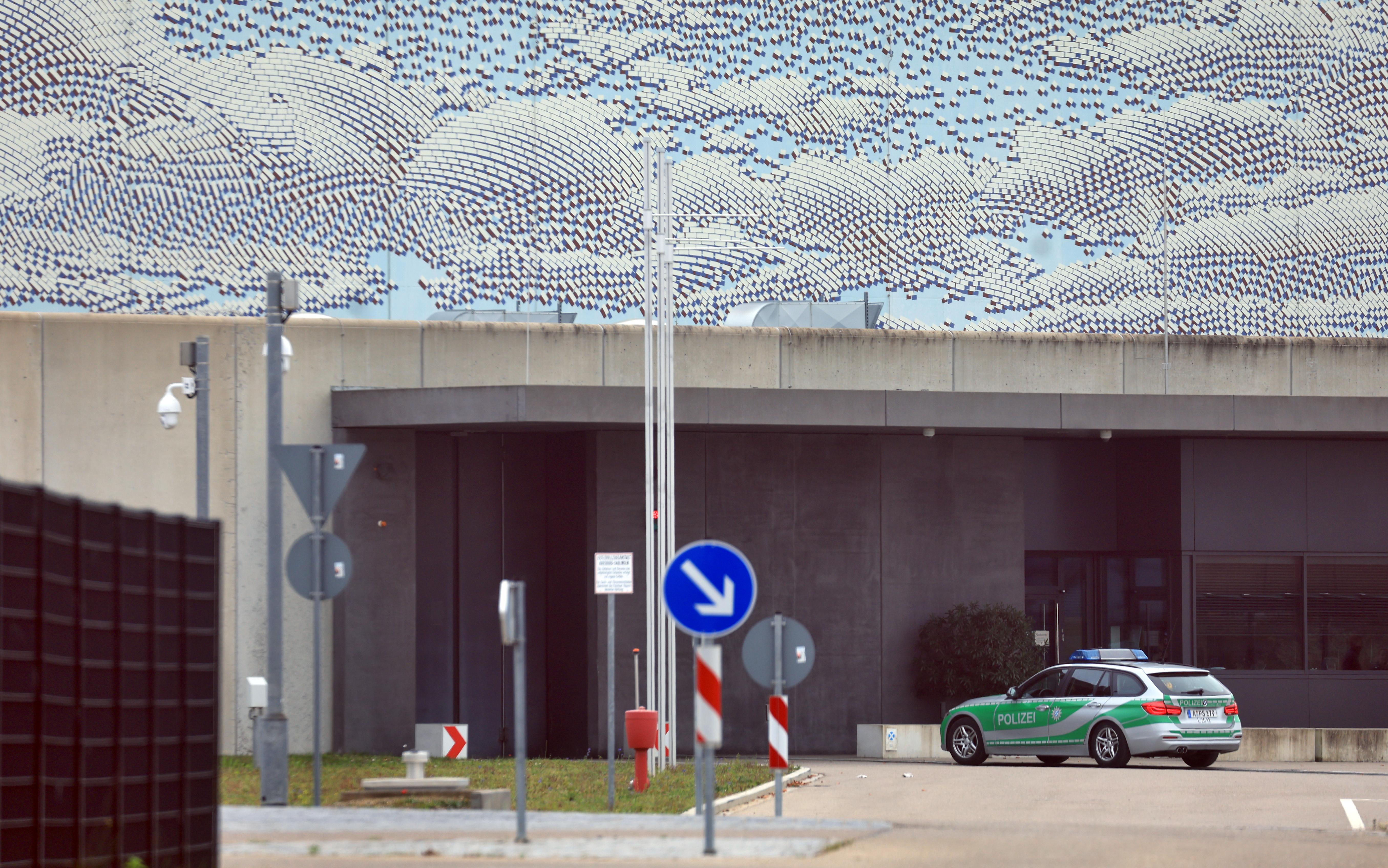 Ein Polizeiauto steht am Haupteingang der Justizvollzugsanstalt (JVA).