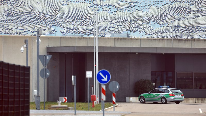 Ein Polizeiauto steht am Haupteingang der Justizvollzugsanstalt (JVA). | Bild: picture alliance/dpa | Karl-Josef Hildenbrand Ein Polizeiauto steht am Haupteingang der Justizvollzugsanstalt (JVA).