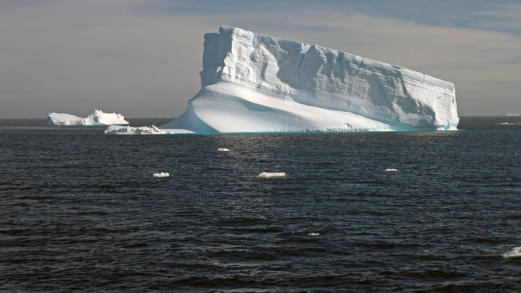 Eisberge im Weddellmeer in der Antarktis.