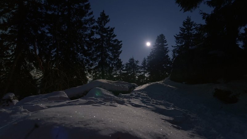 Vollmond über verschneiter Landschaft auf dem Ochsenkopf