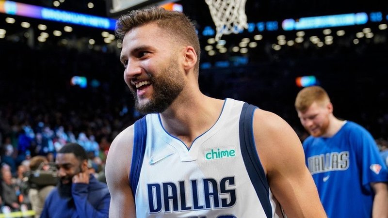 Maximilian Kleber spielt in der nordamerikanischen Profiliga NBA für die Dallas Mavericks. | Bild: picture alliance / ASSOCIATED PRESS | John Minchillo Maximilian Kleber spielt in der nordamerikanischen Profiliga NBA für die Dallas Mavericks.