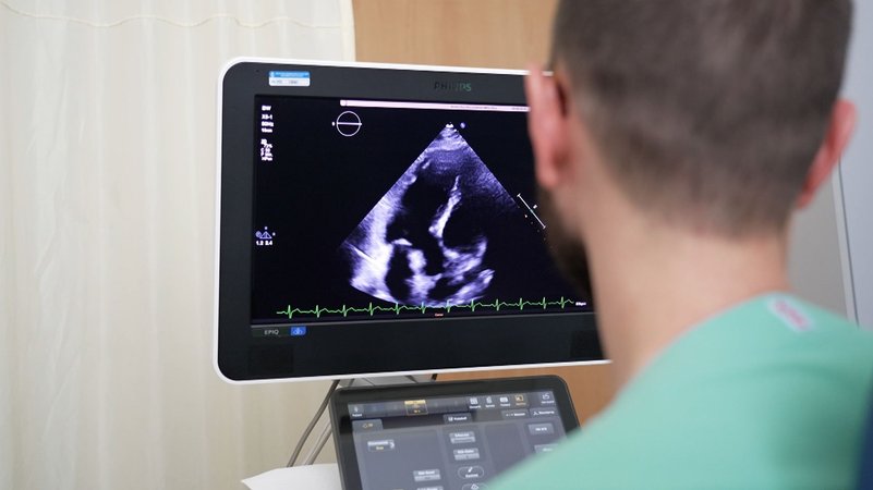 Ein Arzt untersucht per Unterschall den Herzschlag eines Mannes. | Bild: BR Ein Arzt untersucht per Unterschall den Herzschlag eines Mannes.