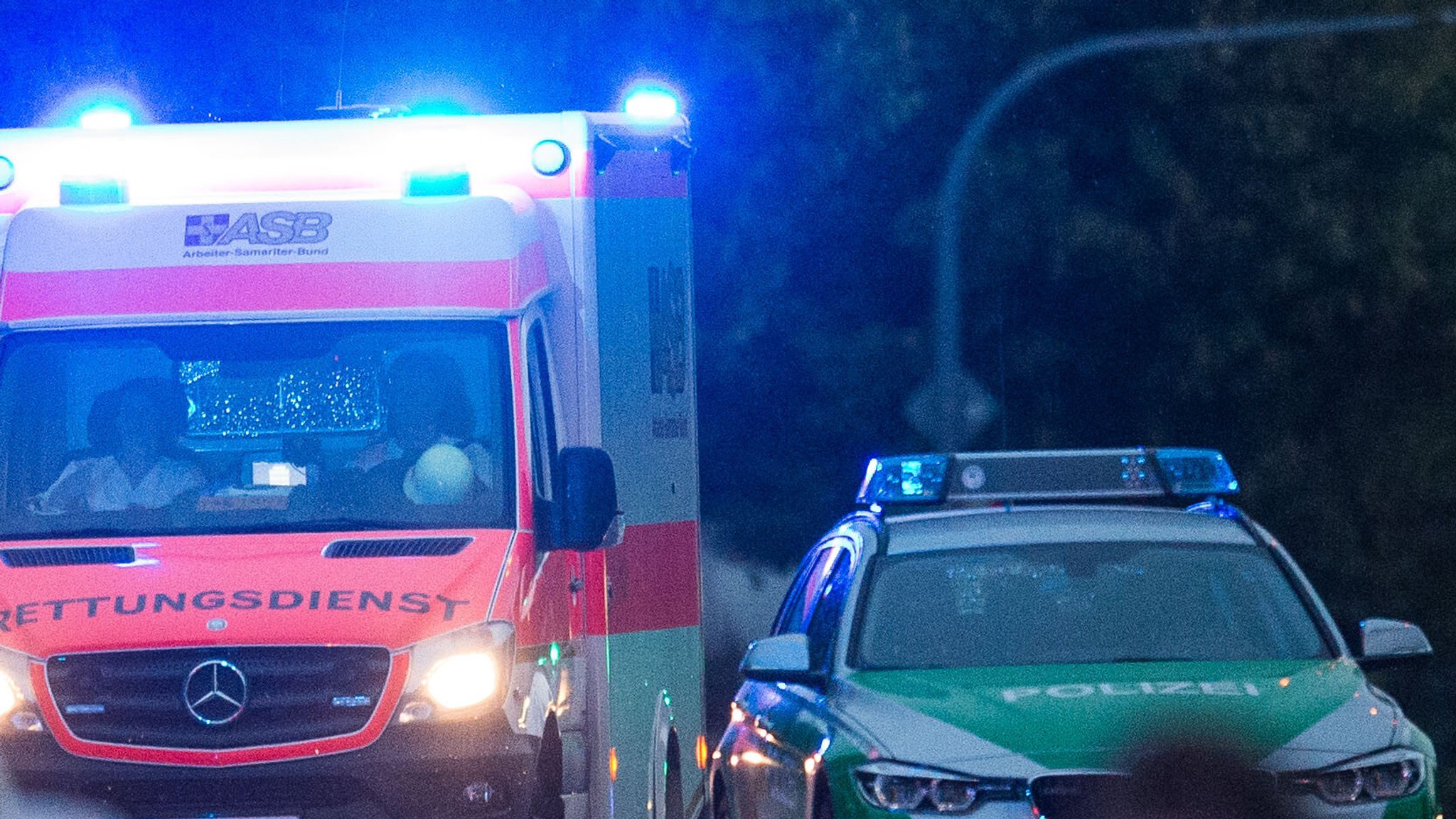 Betrunkene ruft Hilfe – und greift Rettungskräfte an