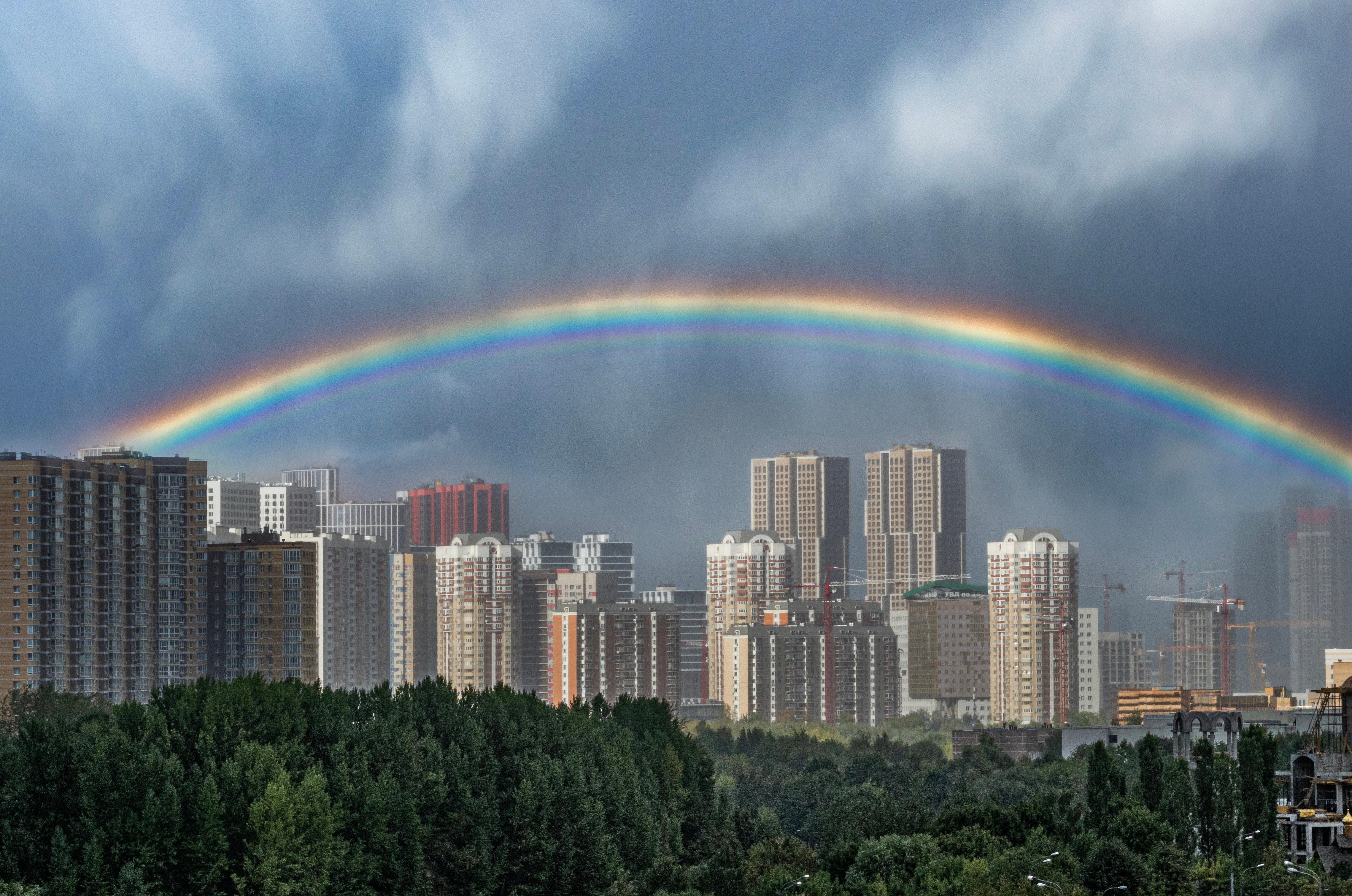 Hochhäuser unter Regenhimmel