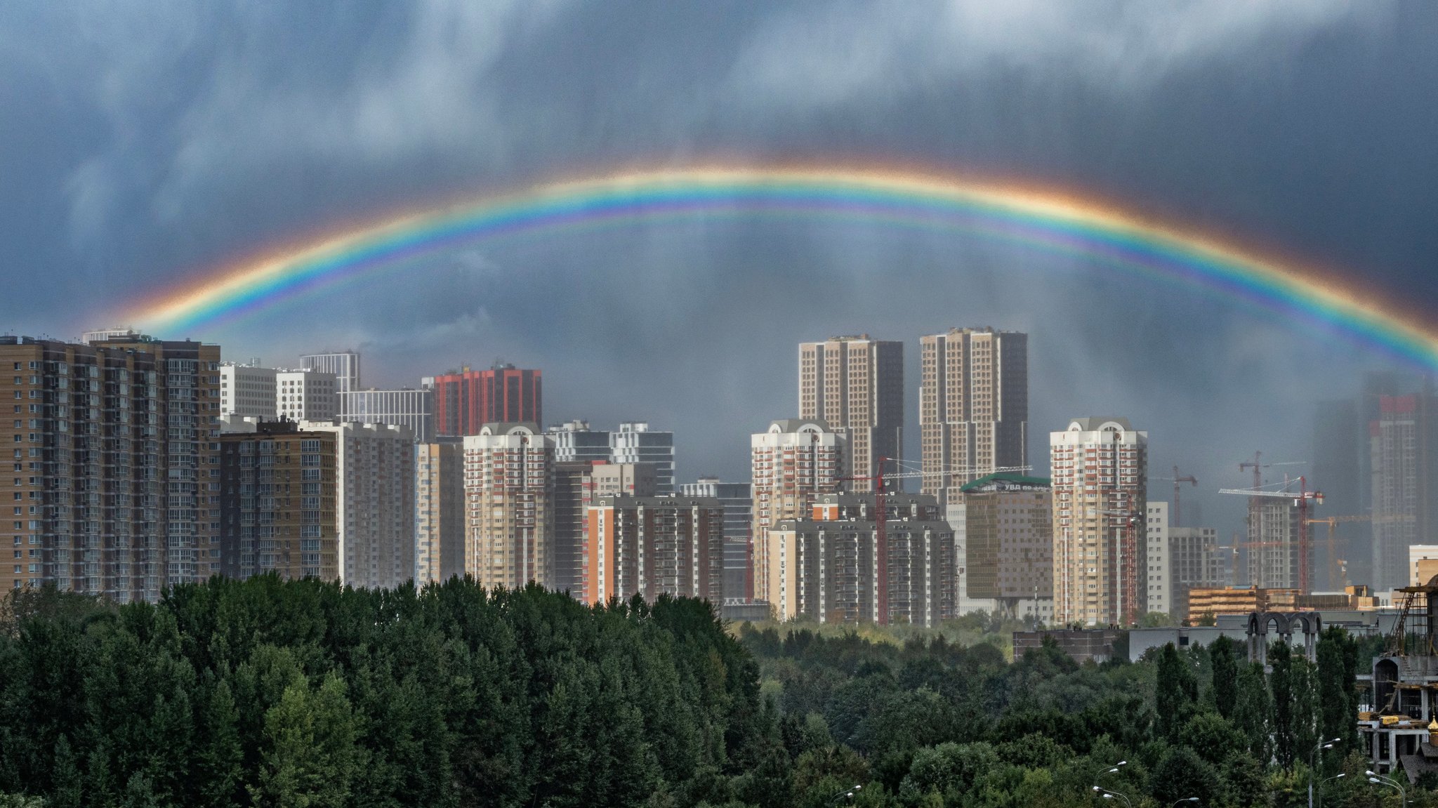 Hochhäuser unter Regenhimmel