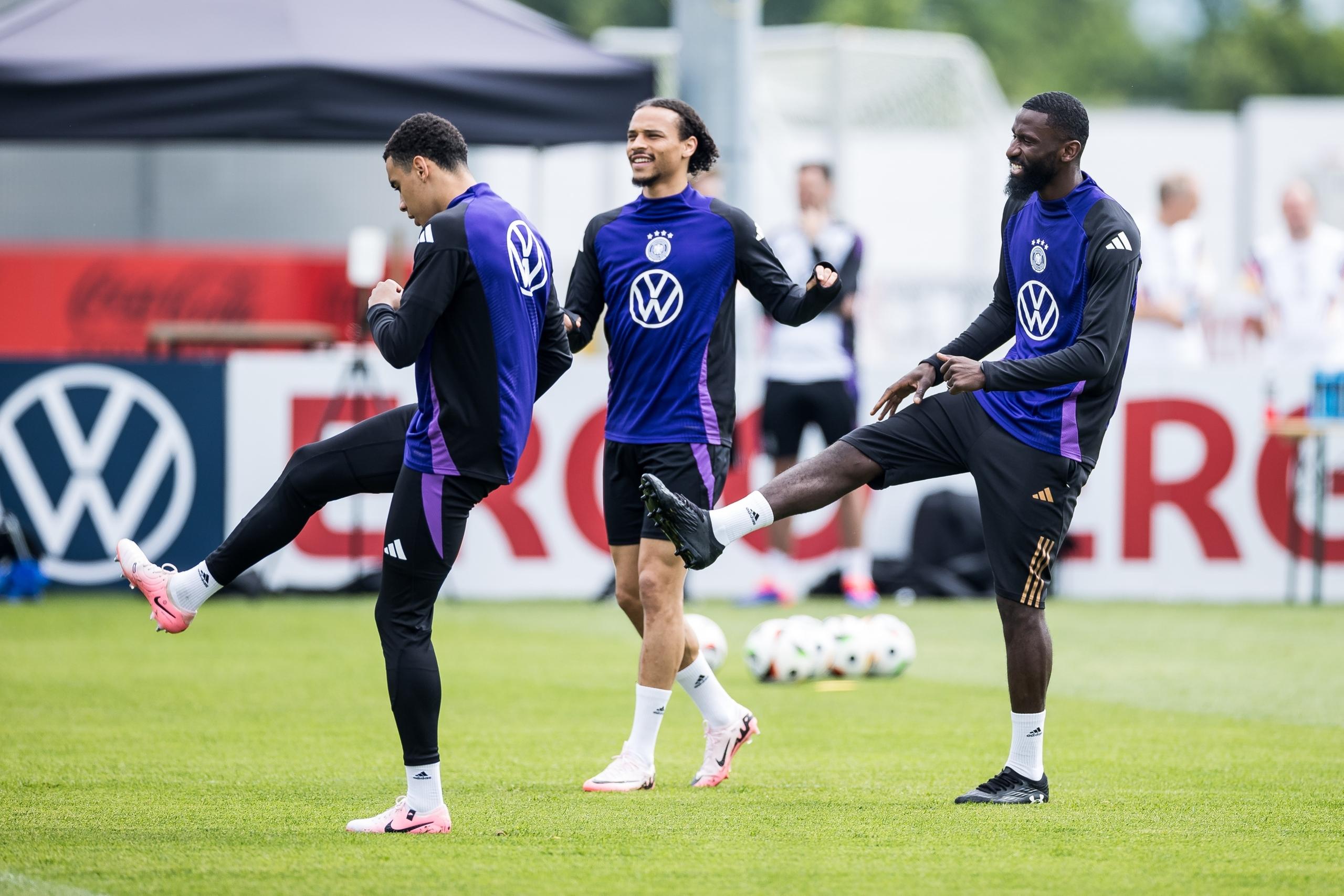 Leroy Sane, Antonio Rüdiger und Jamal Musiala dehnen sich im DFB-Trainingslager