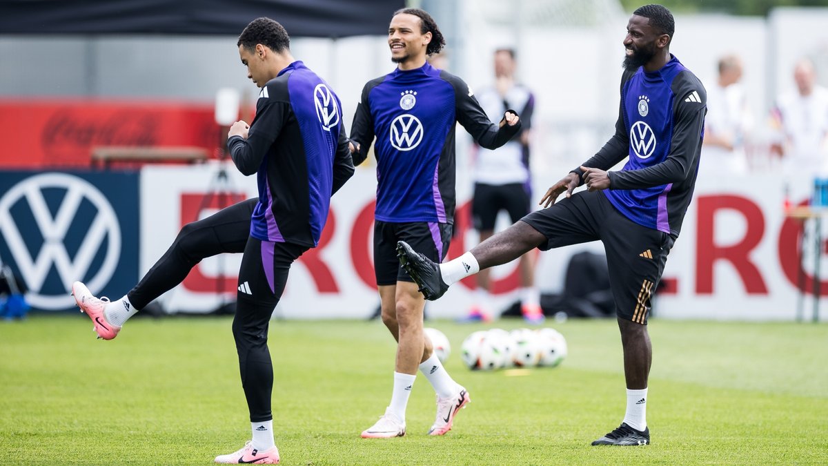 Leroy Sane, Antonio Rüdiger und Jamal Musiala dehnen sich im DFB-Trainingslager