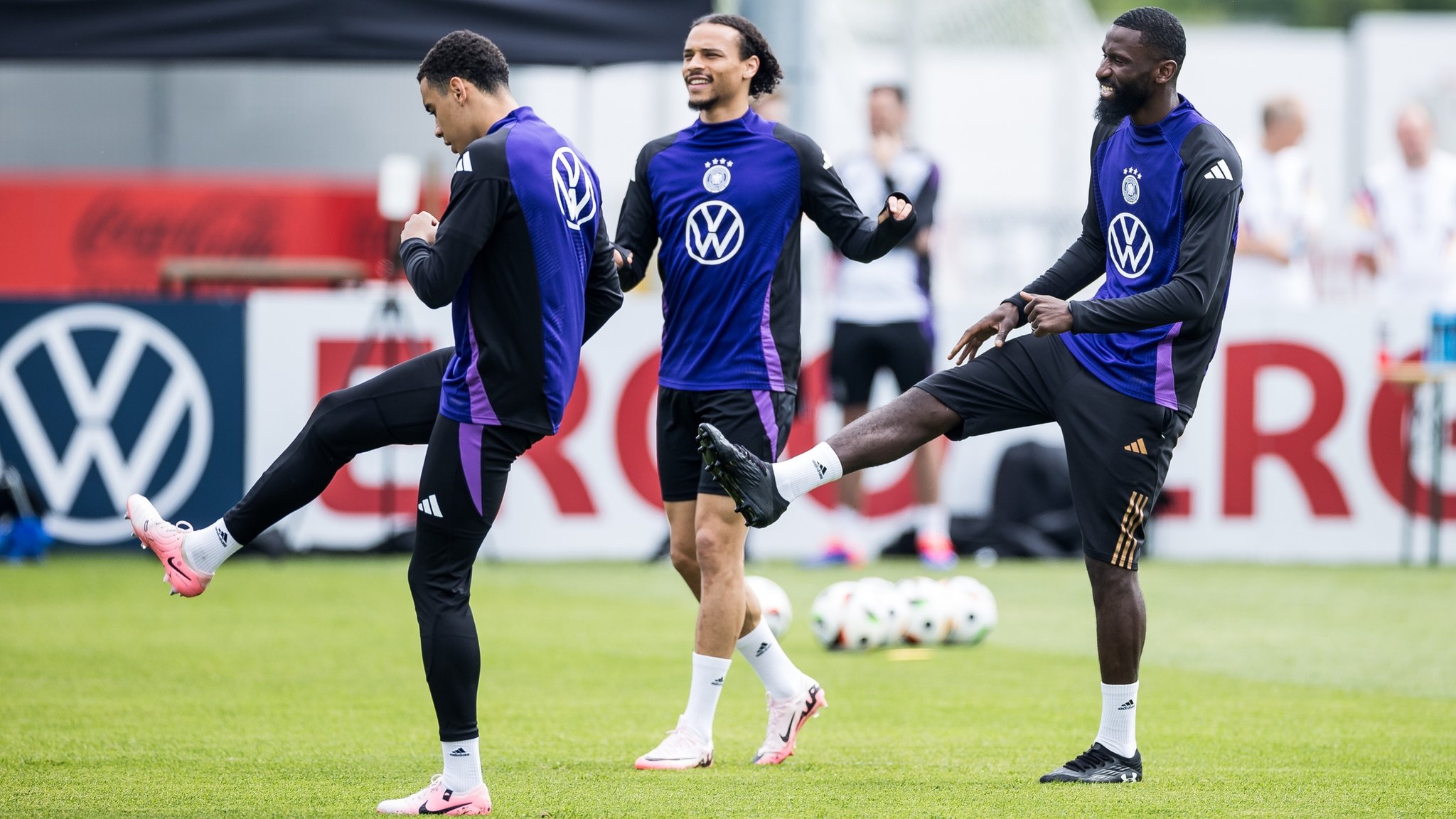 Leroy Sane, Antonio Rüdiger und Jamal Musiala dehnen sich im DFB-Trainingslager