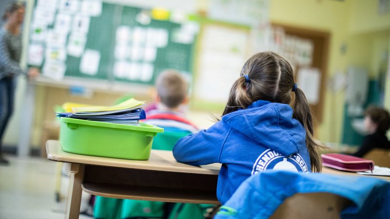 ARCHIV - 09.06.2020, Nordrhein-Westfalen, Meerbusch: Schülerinnen und Schüler einer Grundschule sitzen mit Abstand in ihrem Klassenraum. Der Rechtsanspruch auf ganztägige Förderung für Kinder im Grundschulalter setzt allein in NRW nach Angaben des Schulministeriums mehr als eine halbe Million Plätze voraus. (zu dpa: «Zehntausende neue Plätze für offenen Ganztag in Grundschulen») Foto: Marcel Kusch/dpa +++ dpa-Bildfunk +++ | Bild: dpa-Bildfunk/Marcel Kusch ARCHIV - 09.06.2020, Nordrhein-Westfalen, Meerbusch: Schülerinnen und Schüler einer Grundschule sitzen mit Abstand in ihrem Klassenraum. Der Rechtsanspruch auf ganztägige Förderung für Kinder im Grundschulalter setzt allein in NRW nach Angaben des Schulministeriums mehr als eine halbe Million Plätze voraus. (zu dpa: «Zehntausende neue Plätze für offenen Ganztag in Grundschulen») Foto: Marcel Kusch/dpa +++ dpa-Bildfunk +++