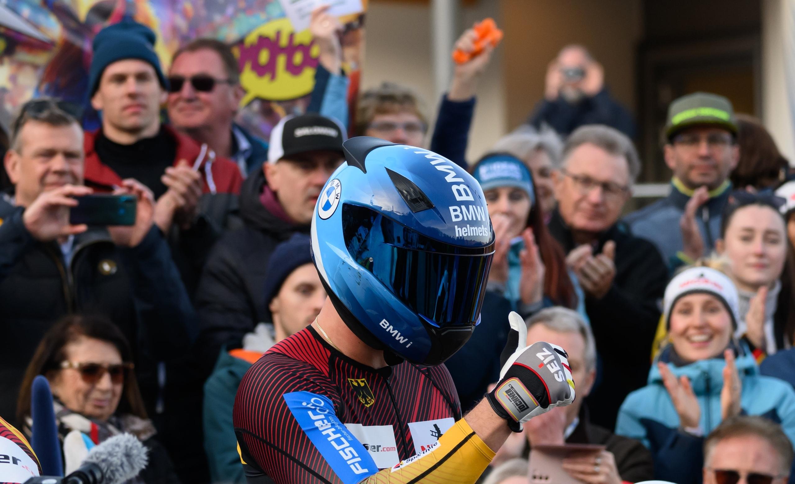 03.03.2024, Nordrhein-Westfalen, Winterberg: Bob: Weltmeisterschaft, Viererbob, Männer, 4. Durchgang. Johannes Lochner aus Deutschland jubelt nach dem zweiten Platz. 