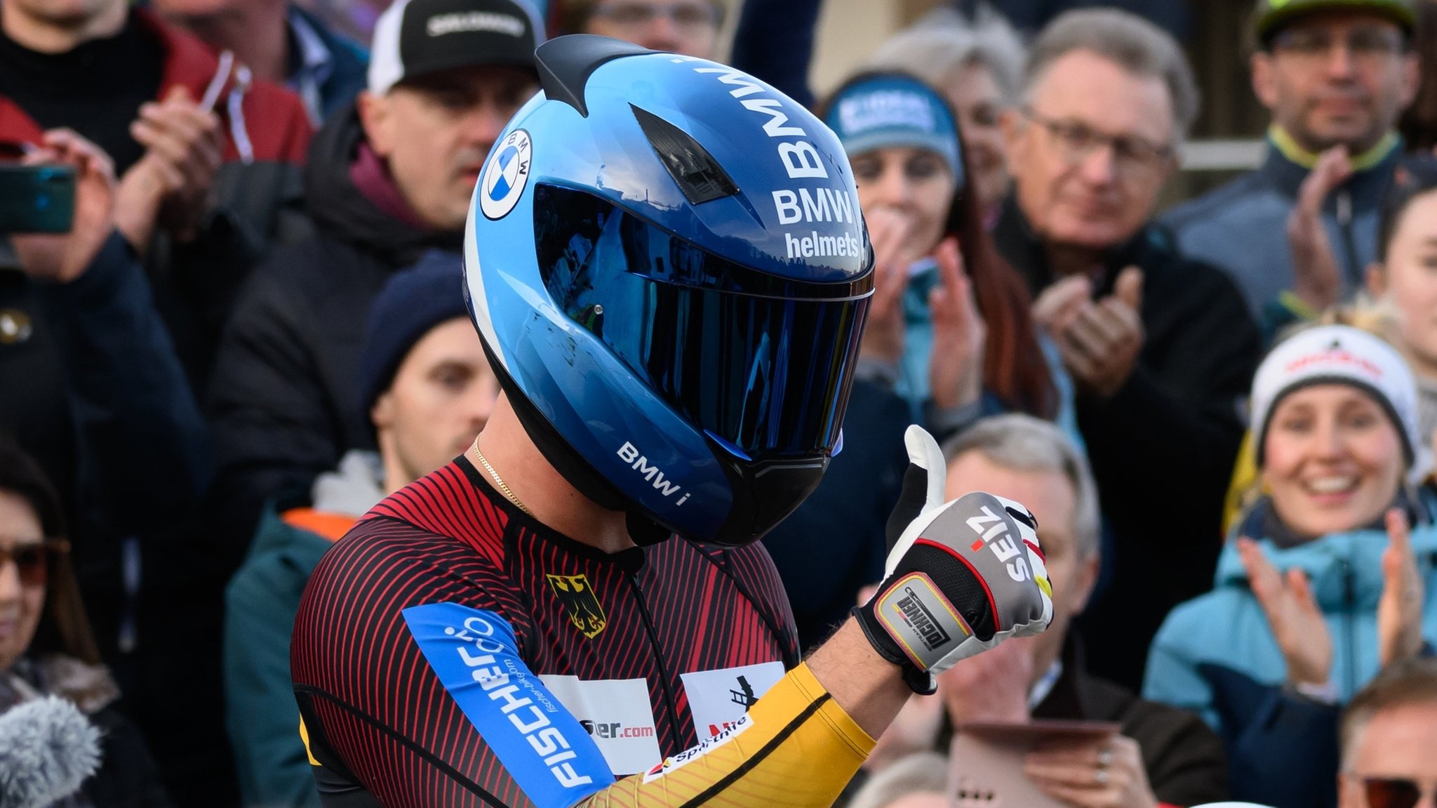 03.03.2024, Nordrhein-Westfalen, Winterberg: Bob: Weltmeisterschaft, Viererbob, Männer, 4. Durchgang. Johannes Lochner aus Deutschland jubelt nach dem zweiten Platz. 