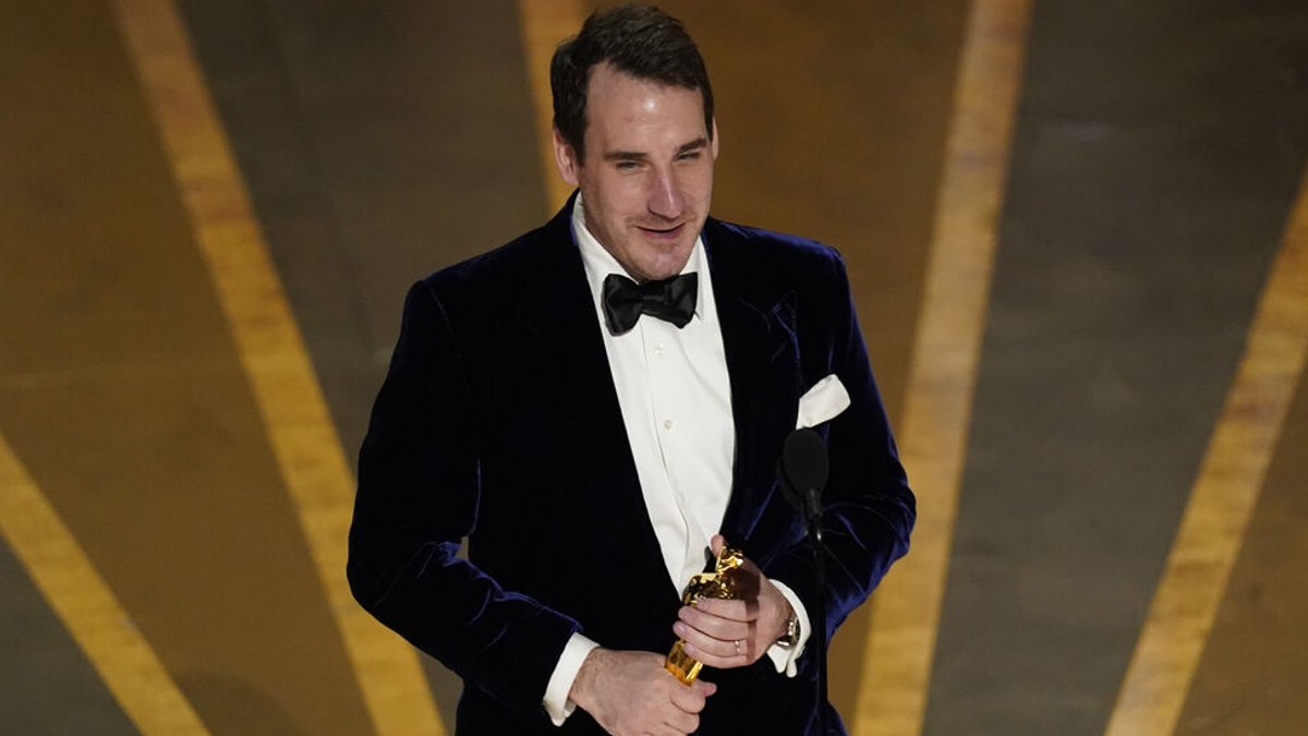 Kameramann James Friend nimmt bei der Oscar-Verleihung im Dolby Theatre den Preis für die beste Kameraführung für «Im Westen nichts Neues» entgegen. Foto: Chris Pizzello/Invision/AP +++ dpa-Bildfunk +++