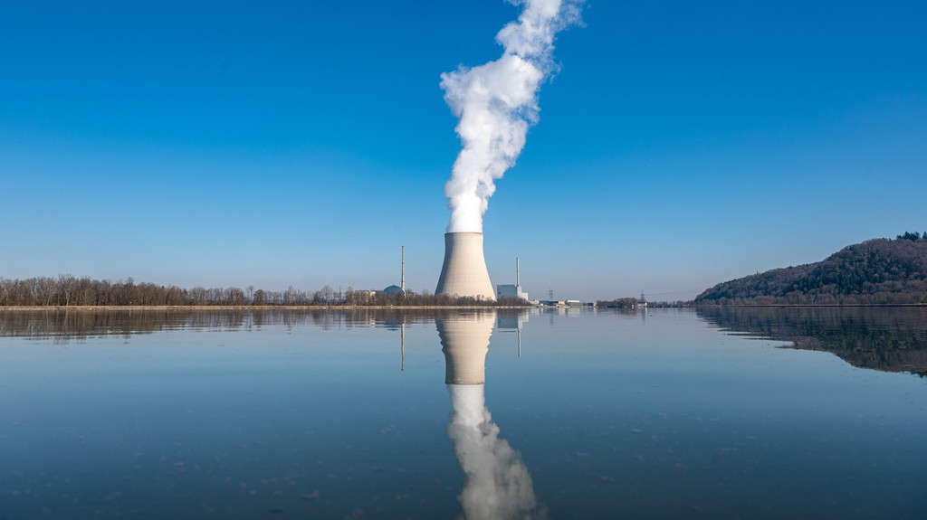 Wasserdampf steigt aus dem Kühlturm des Atomkraftwerks Isar 2 im Landkreis Landshut auf.
