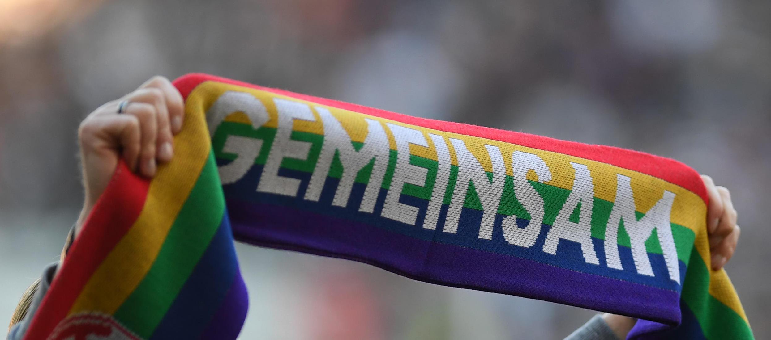 Fanschal mit der Aufschrift "Gemeinsam"