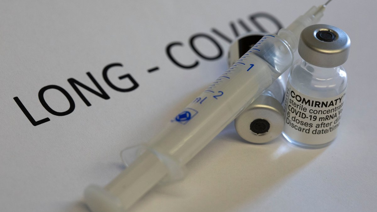 Long-Covid-Schriftzug, daneben eine Impfspritze und Impfstoff | Bild: picture alliance/Ulrich Baumgarten Long-Covid-Schriftzug, daneben eine Impfspritze und Impfstoff