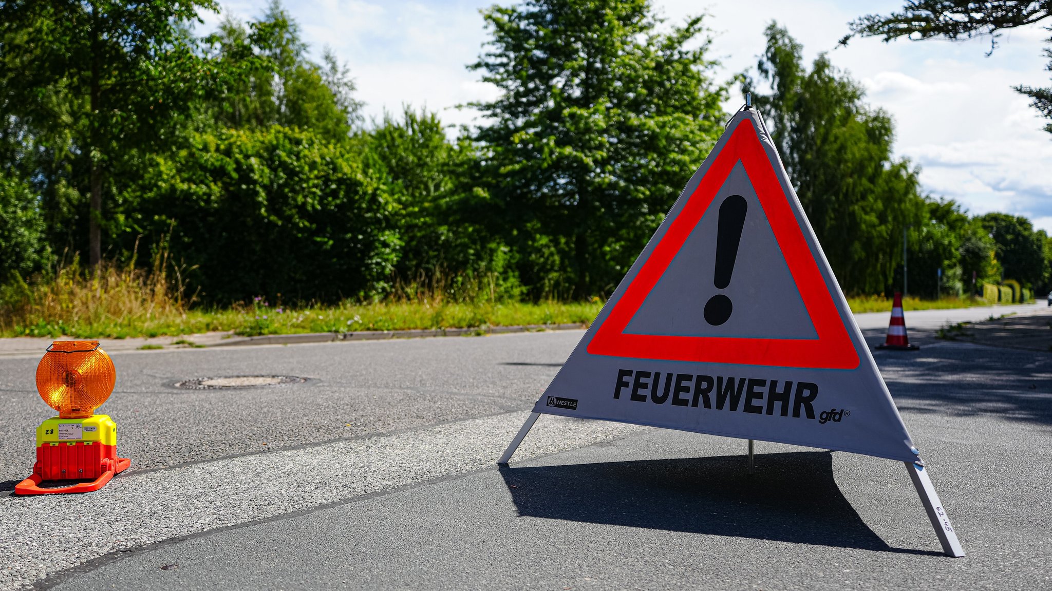 Warndreieck an einer Unfallstelle - Symbolfoto | Bild: picture alliance - Eibner-Pressefoto/Marcel von Fehrn Warndreieck an einer Unfallstelle - Symbolfoto