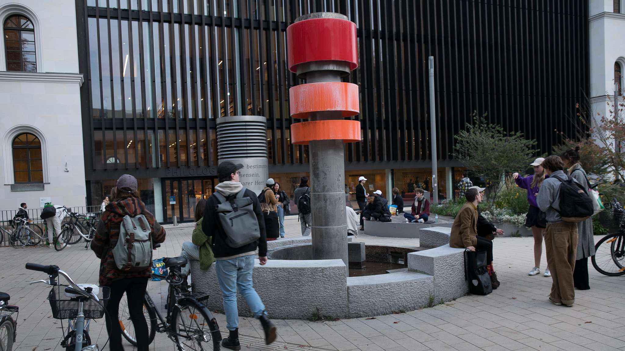 Run auf Lernplätze: Lange Schlangen vor dem Philologicum der LMU