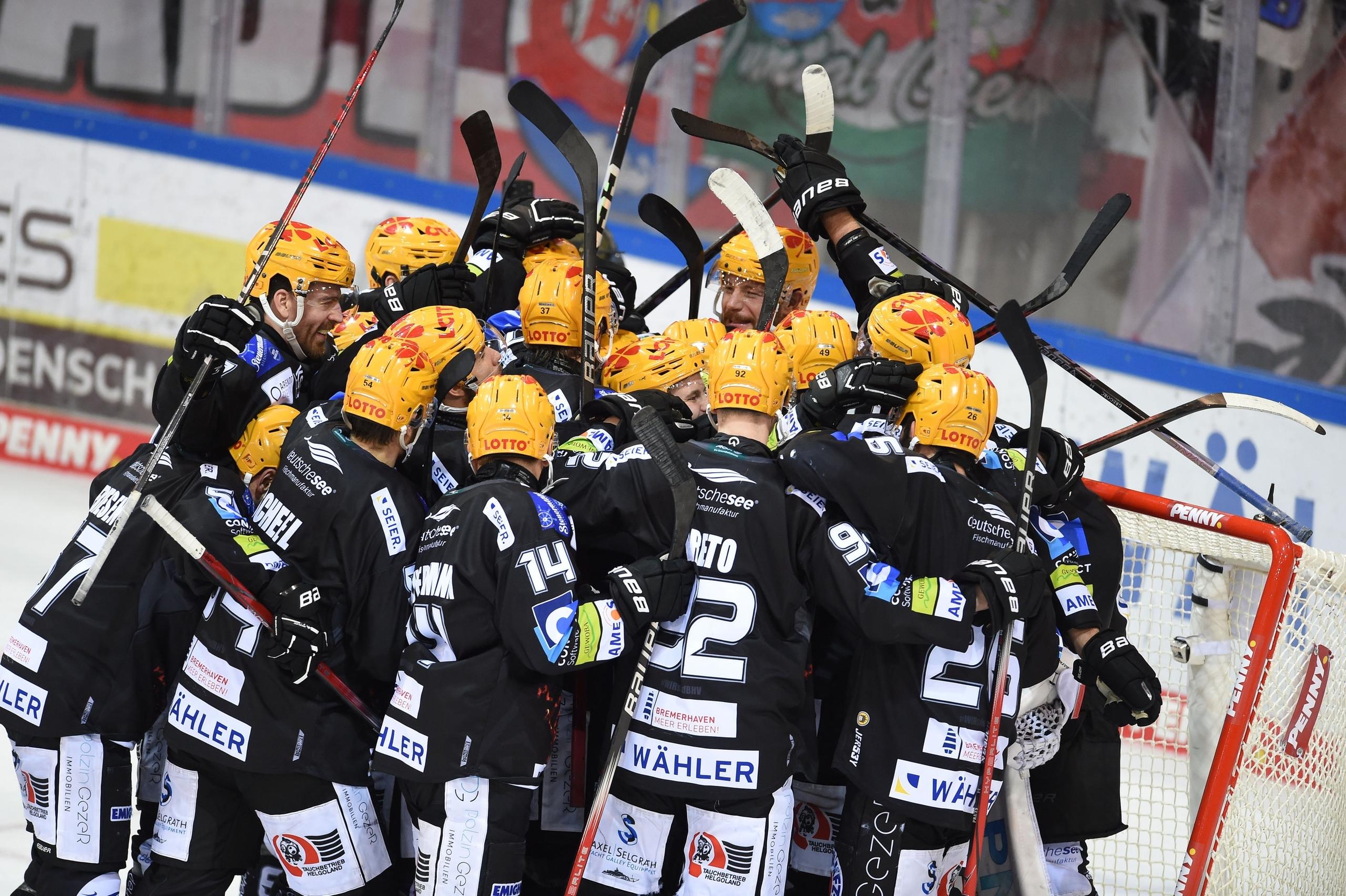 09.04.2024, Bremen, Bremerhaven: Eishockey: DEL, Pinguins Bremerhaven - EHC Red Bull München, Meisterschaftsrunde, Halbfinale, 5. Spieltag. Das Team der Pinguins Bremerhaven jubelt nach einem 3:0 im 5.Spiel gegen den EHC Red Bull München über den Einzug ins Finale.