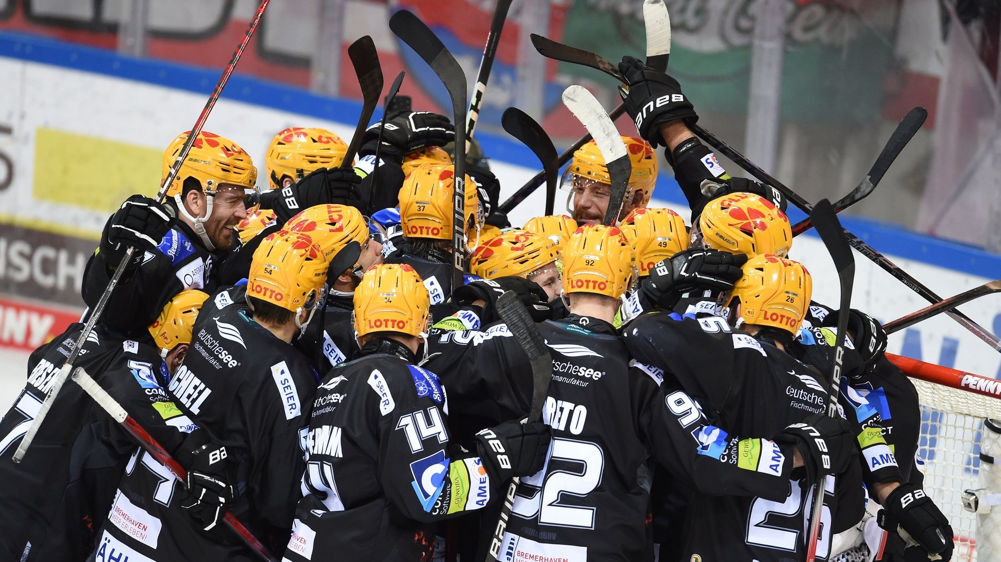 09.04.2024, Bremen, Bremerhaven: Eishockey: DEL, Pinguins Bremerhaven - EHC Red Bull München, Meisterschaftsrunde, Halbfinale, 5. Spieltag. Das Team der Pinguins Bremerhaven jubelt nach einem 3:0 im 5.Spiel gegen den EHC Red Bull München über den Einzug ins Finale.