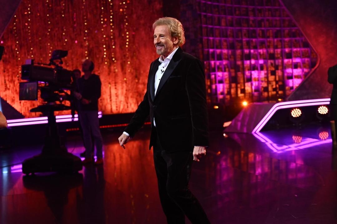 06.12.2025, Nordrhein-Westfalen, Hürth: Dieses von RTL zur Verfügung gestellte Foto zeigt den Moderator Thomas Gottschalk während der RTL-Show «Denn sie wissen nicht, was passiert». 
