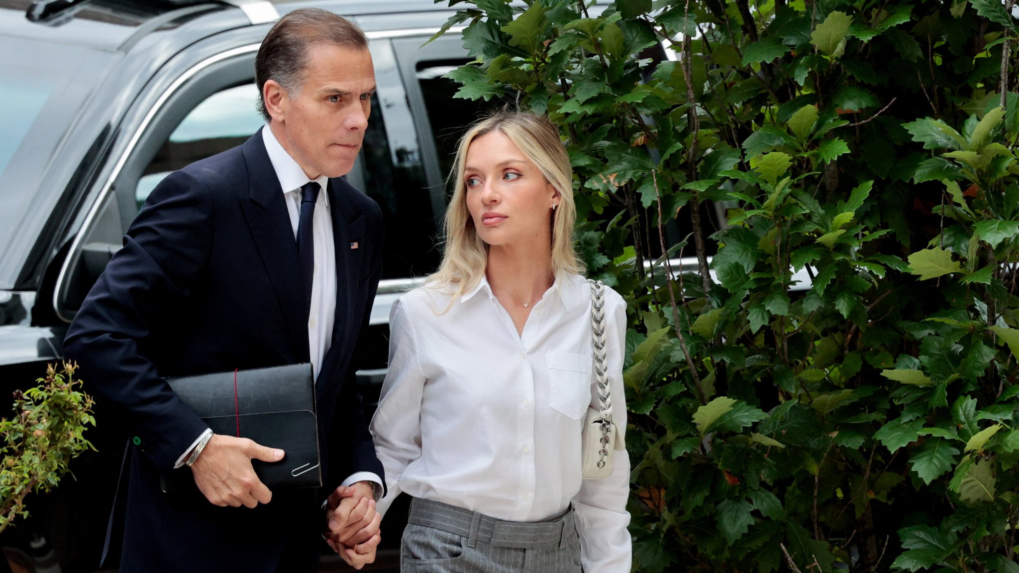 Hunter Biden mit seiner Frau Melissa Cohen Biden vor dem Gericht.