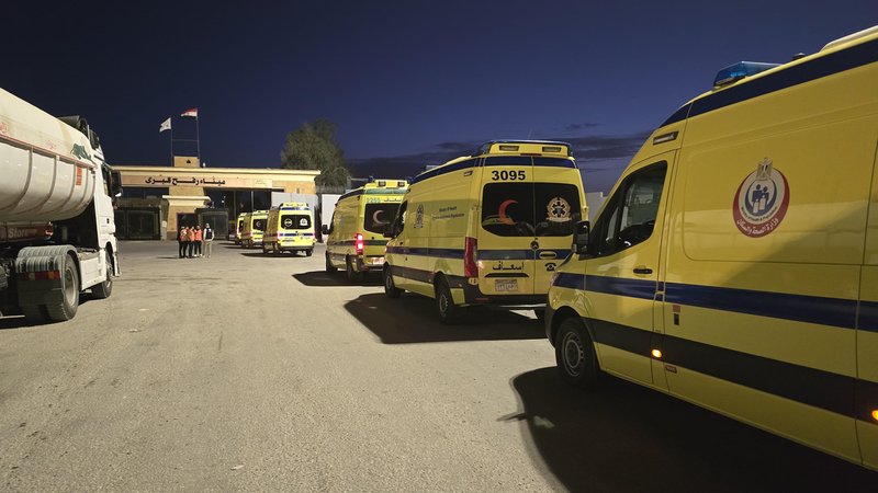 Einsatzkräfte des Roten Halbmonds stehen am Grenzübergang Rafah. | Bild: picture alliance / Anadolu | Ahmed Sayed Einsatzkräfte des Roten Halbmonds stehen am Grenzübergang Rafah.
